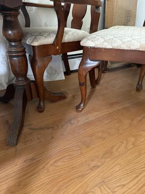 LOT 78D: Oval Dining Table Made in USA w/ 18” Leaf & 6 Matching Chairs