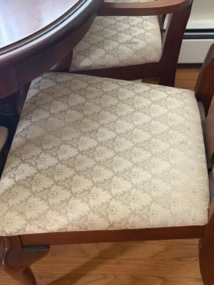 LOT 78D: Oval Dining Table Made in USA w/ 18” Leaf & 6 Matching Chairs