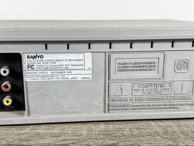 LOT 80K: Sanyo Progressive Scan DVD Player/VCR DVW-7200