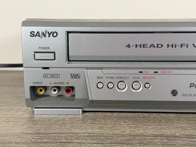 LOT 80K: Sanyo Progressive Scan DVD Player/VCR DVW-7200