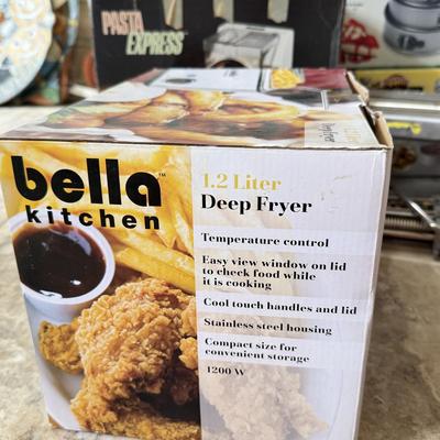 LOT 103K: Kitchen Collection: Bella Deep Fryer, Oneida Spring Form Cake Pan Set, Pasta Express & More