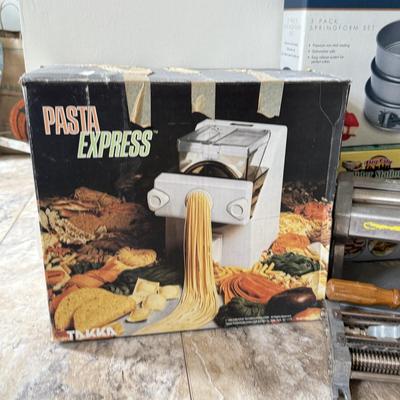 LOT 103K: Kitchen Collection: Bella Deep Fryer, Oneida Spring Form Cake Pan Set, Pasta Express & More