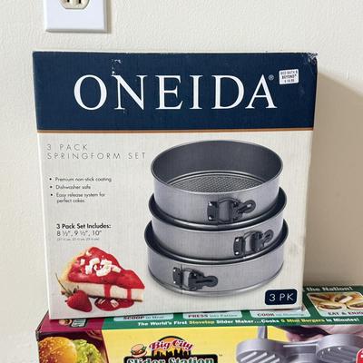LOT 103K: Kitchen Collection: Bella Deep Fryer, Oneida Spring Form Cake Pan Set, Pasta Express & More