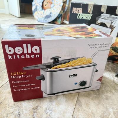 LOT 103K: Kitchen Collection: Bella Deep Fryer, Oneida Spring Form Cake Pan Set, Pasta Express & More