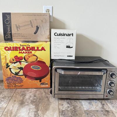 LOT 104K: Kitchen Collection: Santa Fe Quesadilla Maker, Pampered Chef Cookie Press, Cuisinart Toaster Oven Model TOB-40N (DL)