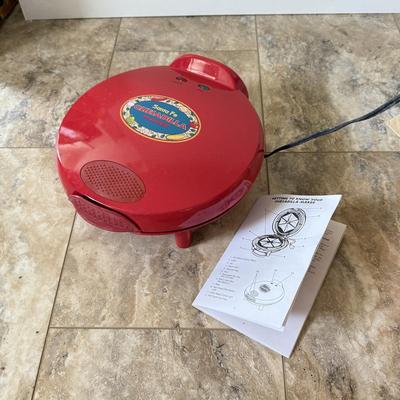 LOT 104K: Kitchen Collection: Santa Fe Quesadilla Maker, Pampered Chef Cookie Press, Cuisinart Toaster Oven Model TOB-40N (DL)