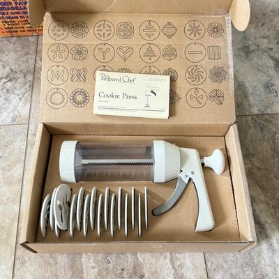 LOT 104K: Kitchen Collection: Santa Fe Quesadilla Maker, Pampered Chef Cookie Press, Cuisinart Toaster Oven Model TOB-40N (DL)