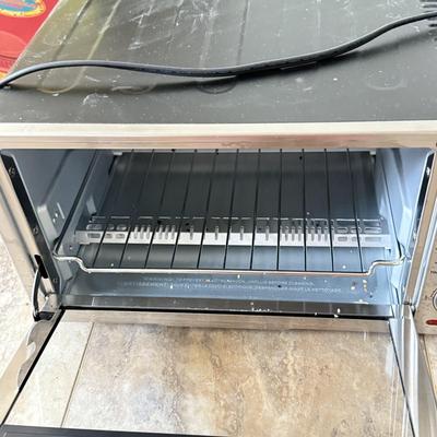 LOT 104K: Kitchen Collection: Santa Fe Quesadilla Maker, Pampered Chef Cookie Press, Cuisinart Toaster Oven Model TOB-40N (DL)