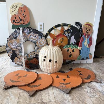 LOT 105K: Collection of Outdoor Halloween Decorations