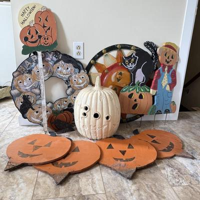 LOT 105K: Collection of Outdoor Halloween Decorations