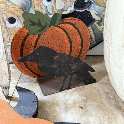 LOT 105K: Collection of Outdoor Halloween Decorations