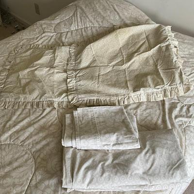 UBR8383 Queen Adrienne Vitadini Bedspread Set