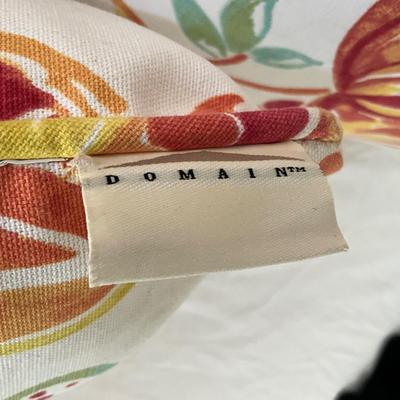 UBR8382 Set of Three Outdoor Decorative Pillows