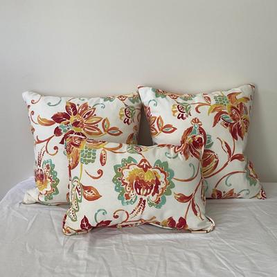 UBR8382 Set of Three Outdoor Decorative Pillows