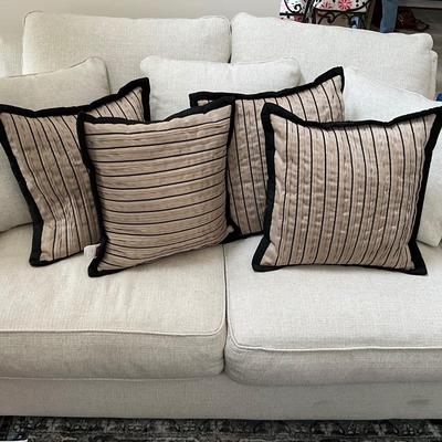 L8385 Set of 4 Springmaid Black and Tan Accent Pillows