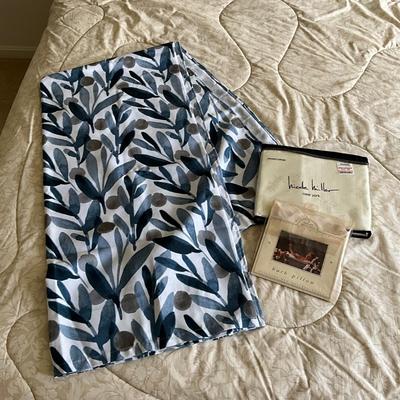UBR8387 New in Package Nicole Miller Shower Curtain with Bath Pillow