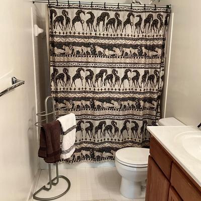 UBR8388 African Themed Shower Curtain with Towel Bar