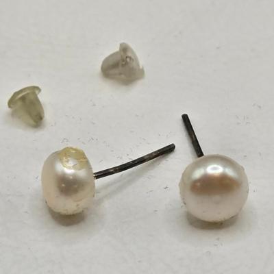 LOT 47: 26 Inch Cultured Pearl Necklace and Earring Set