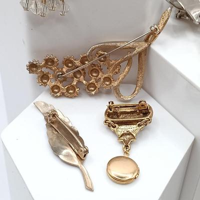 LOT 70: Collection of Vintage Brooches