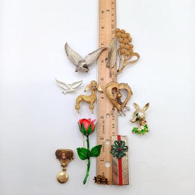 LOT 70: Collection of Vintage Brooches