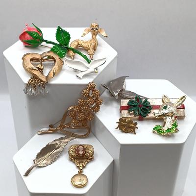 LOT 70: Collection of Vintage Brooches