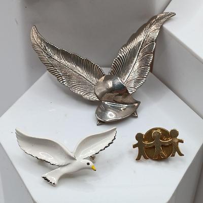 LOT 70: Collection of Vintage Brooches