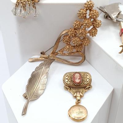 LOT 70: Collection of Vintage Brooches