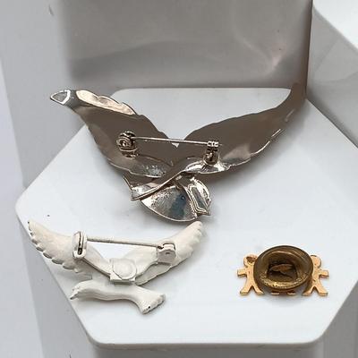 LOT 70: Collection of Vintage Brooches
