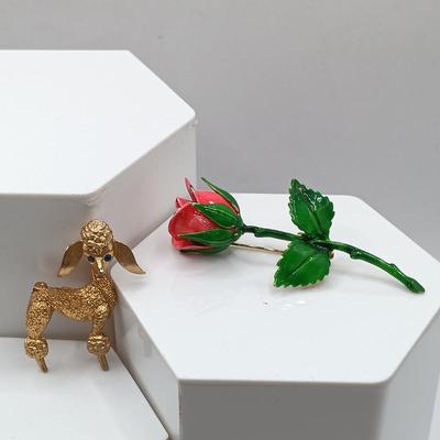 LOT 70: Collection of Vintage Brooches