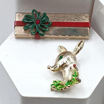 LOT 70: Collection of Vintage Brooches