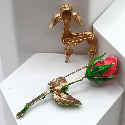 LOT 70: Collection of Vintage Brooches