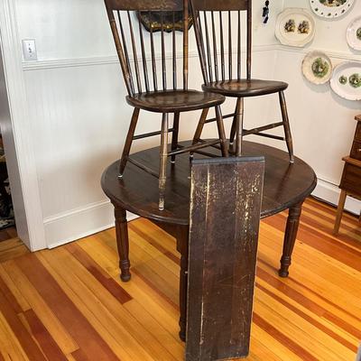 K484 Antique Victorian Oak Table with Two Chairs and Extra Leaves