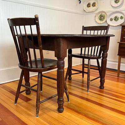K484 Antique Victorian Oak Table with Two Chairs and Extra Leaves