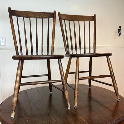 K484 Antique Victorian Oak Table with Two Chairs and Extra Leaves