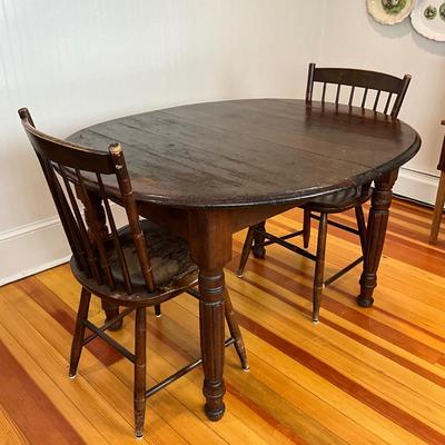 K484 Antique Victorian Oak Table with Two Chairs and Extra Leaves