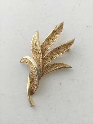 Unmarked beautiful brooch vintage