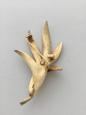 Unmarked beautiful brooch vintage