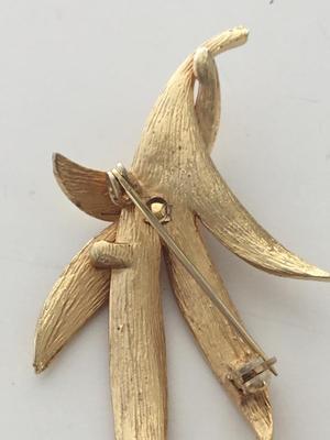 Unmarked beautiful brooch vintage