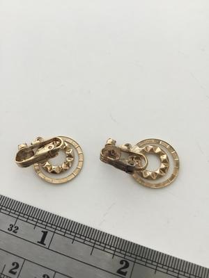 Gold tone unmarked vintage clip on earrings