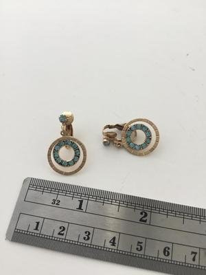 Gold tone unmarked vintage clip on earrings