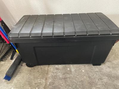 Large tote with locking handles