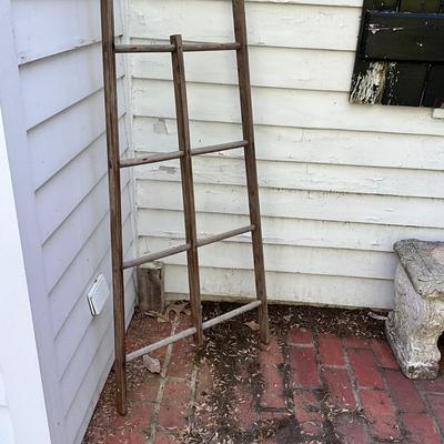O539 Vintage Orchard Ladder