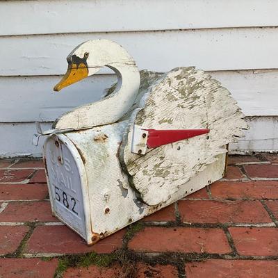 O546 Swan Mailbox and Pelican Wooden Planter