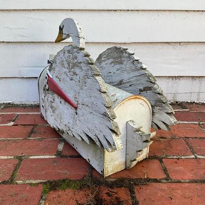 O546 Swan Mailbox and Pelican Wooden Planter