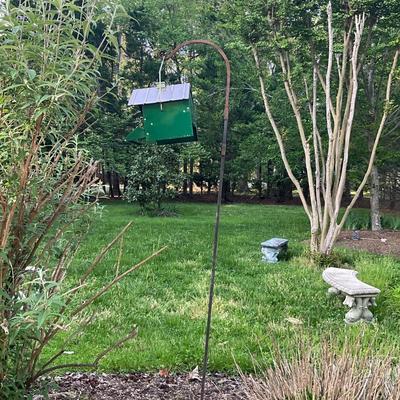 O569 Metal Single Shepards Hook with Bird Feeder