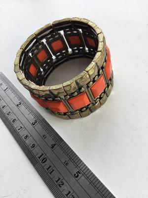 Unmarked fashion stretchy bracelet