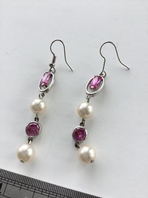 Unmarked pink dangle fashion earrings