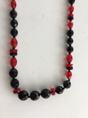 Red and black beaded fashion necklace