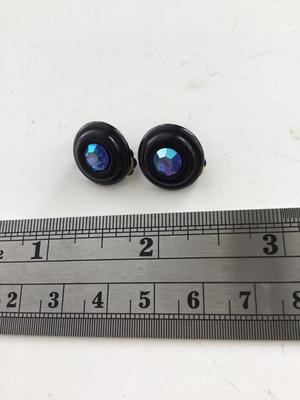 Unmarked vintage small clip on earrings
