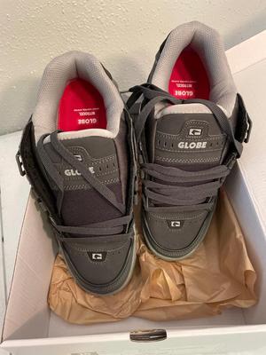 NIB Men’s globe shoes size 10